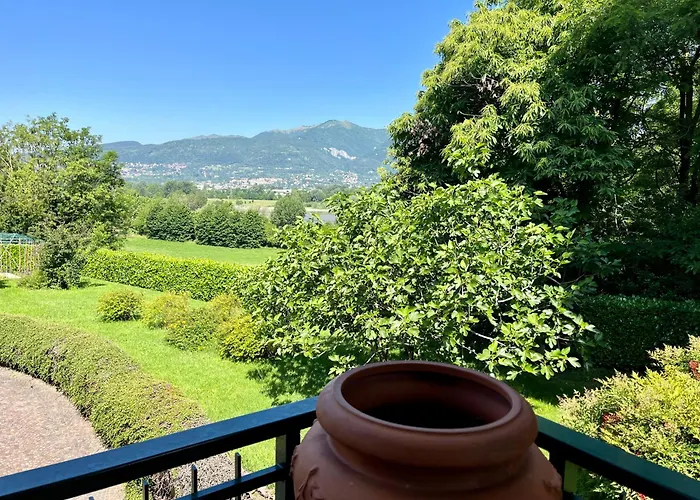 - Private Garden- Access Pusiano - Villa Merone